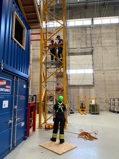 Teamarbeit bei Absturzsicherung