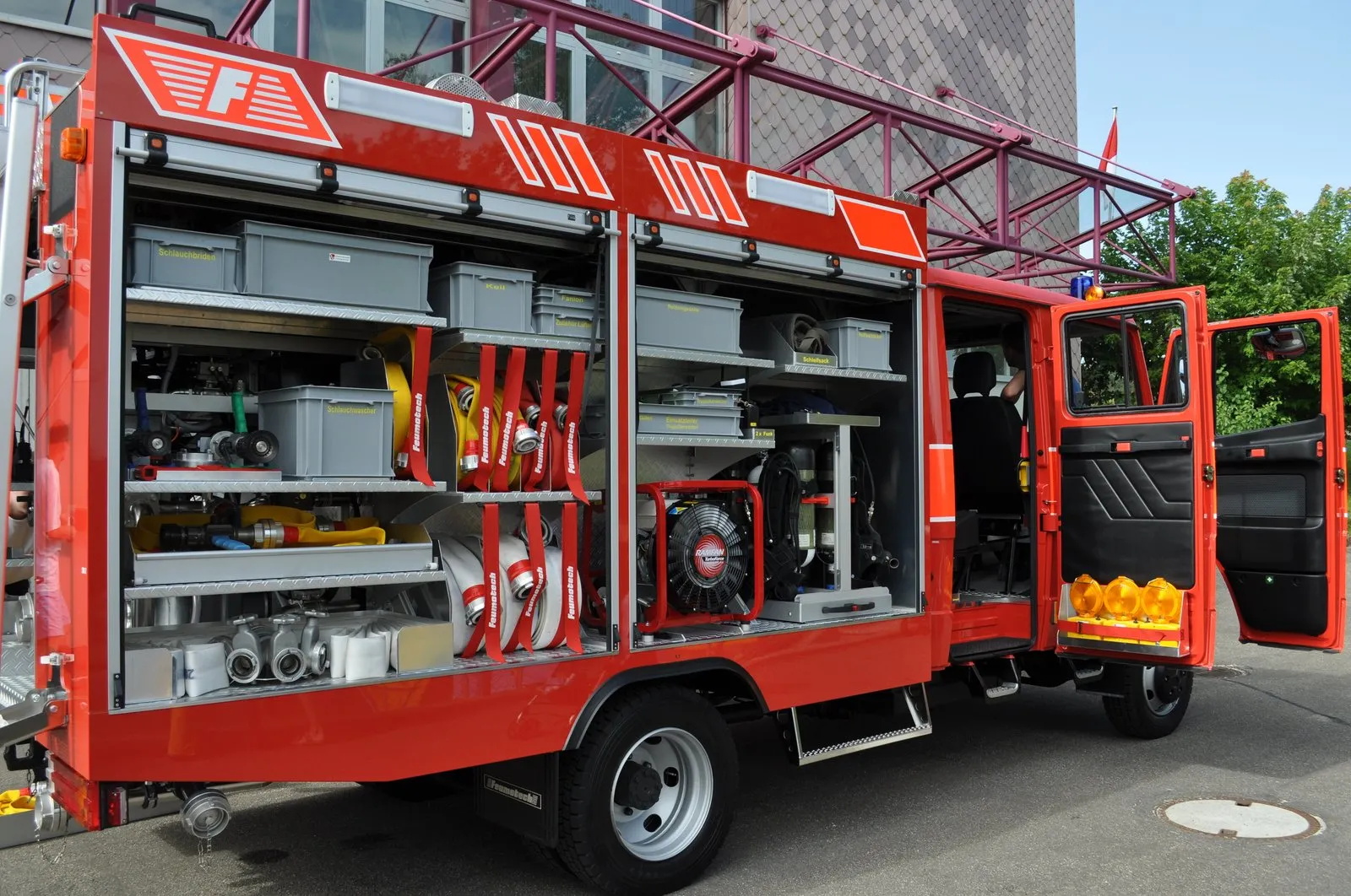 Kleintanklöschfahrzeug Walterswil - Fahrzeug mit Mannschaft